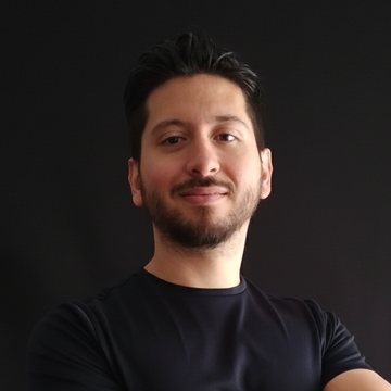 Cristóbal Sanhueza, Growth Marketer y Performance Marketing Specialist, con los brazos cruzados